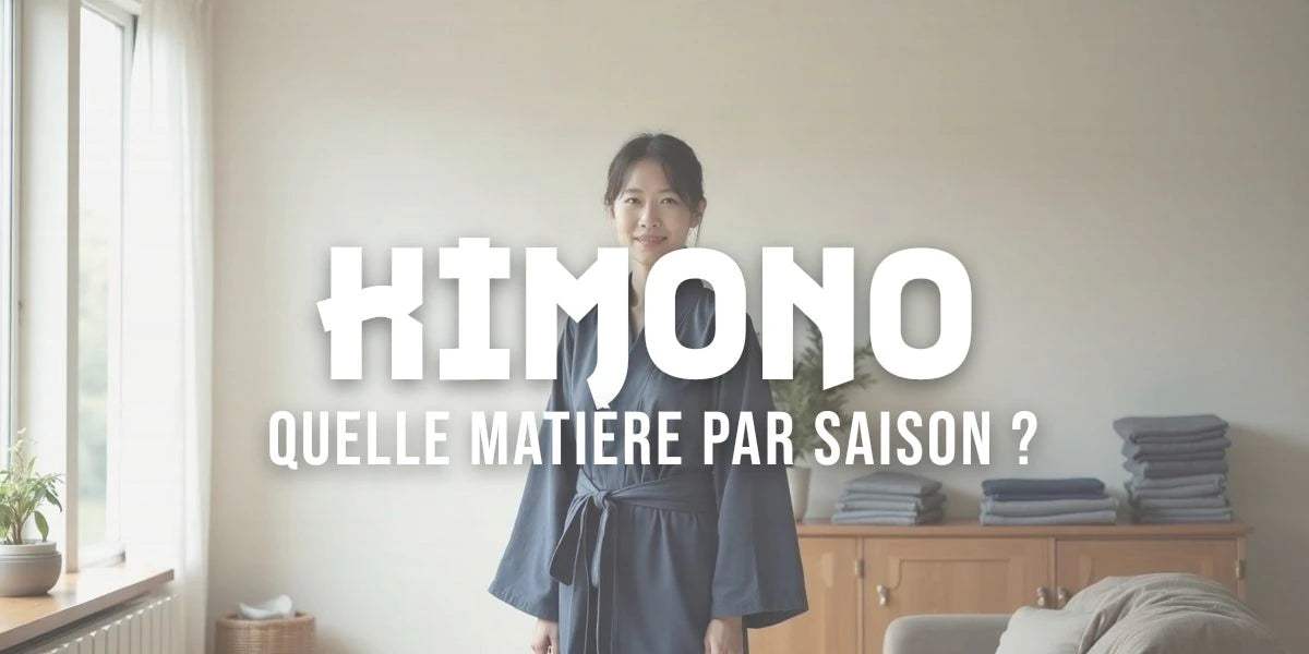 Femme en kimono indigo Hannya dans un intérieur minimaliste japonais lumineux, échantillons de tissus visibles derrière elle.