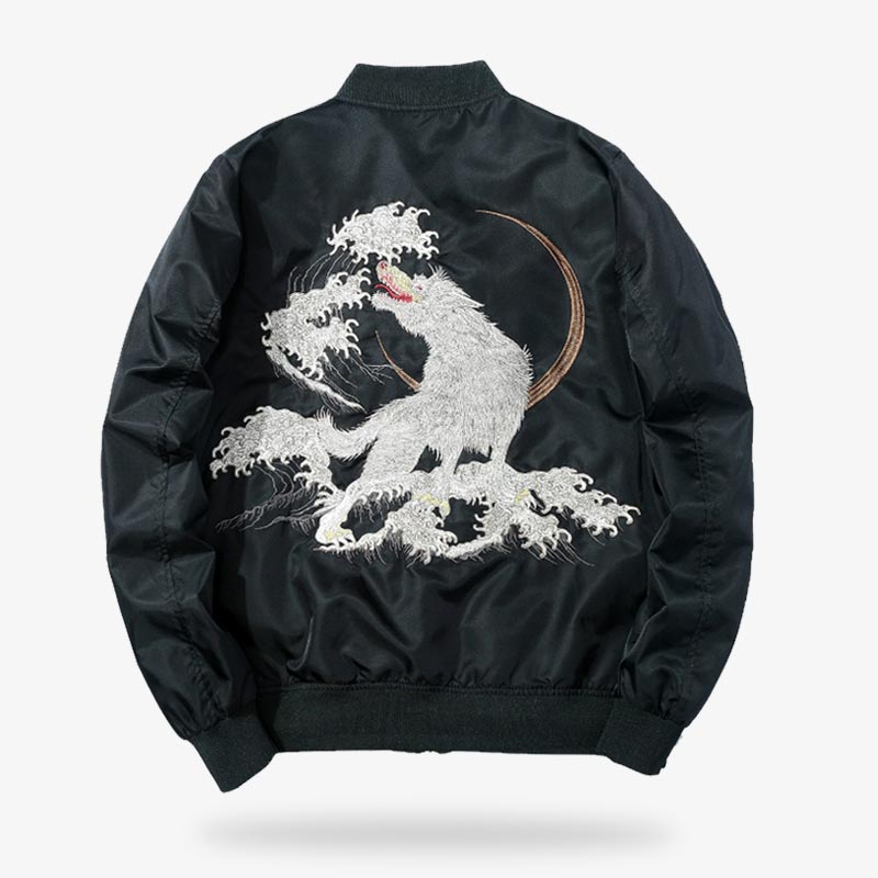 Le bomber loup est une veste sukajan de couleur noire avec un motif japonais de la vague de Kanagawa