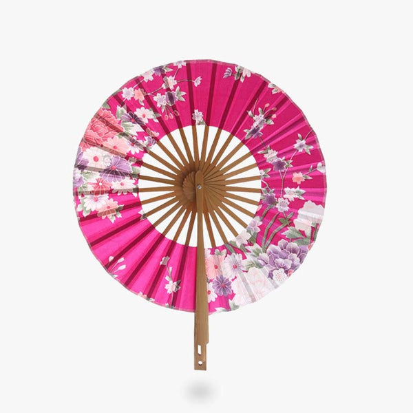 Cet accessoire est un éventail japonais rond décoré avec des motifs de fleurs japonaises