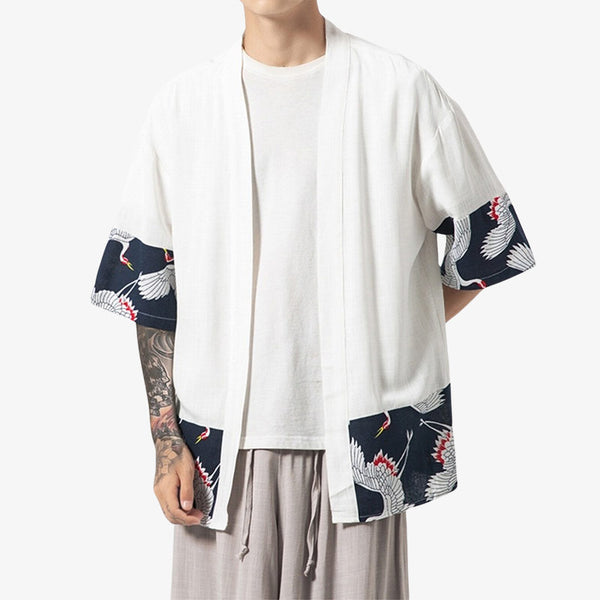 Ce Haori Jacket Tsuru de couleur blanche est une veste kimono tendance et traditionnelle. La haori kimono est de couleur blanche avec des symboles japonais de l'oiseau tsuru sur les extrémités des manche et du kimono