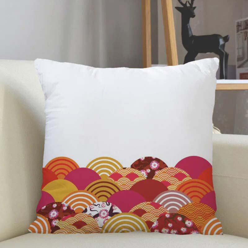 Une housse coussin motif japonais traditionnel est de couleur blanche avec des symboles japonais traditionnels imprimés sur le tissu coton