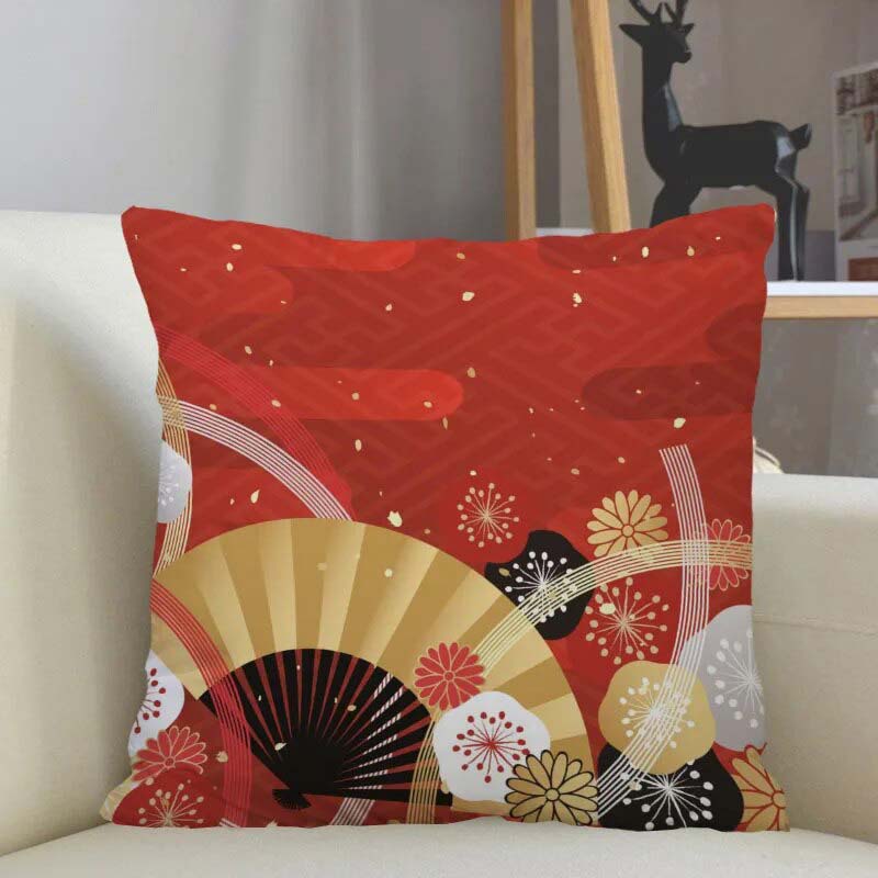 Un coussin japonais Noel couleur rouge avec des motifs d'éventails est posé sur un canapé blanc
