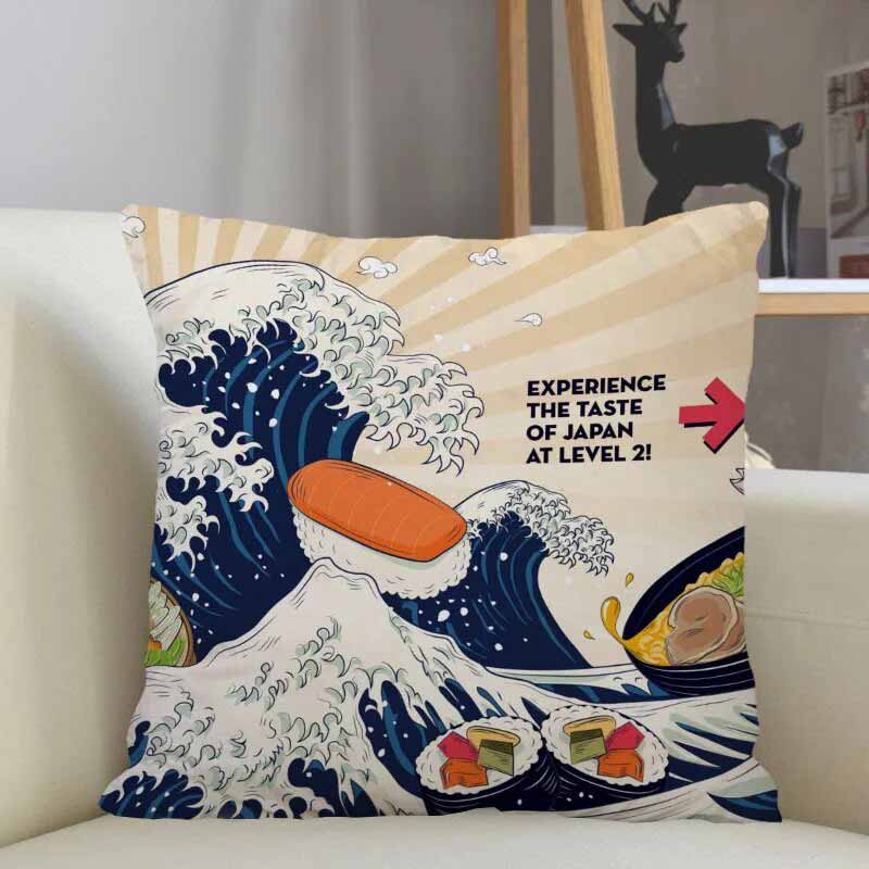 Une housse de coussin japonais motif sushi est posé sur un canapé beige