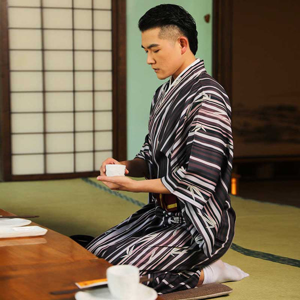Pour la cérémonie du thé, portez un kimono japonais homme traditionnel et une ceinture Obi japonaise