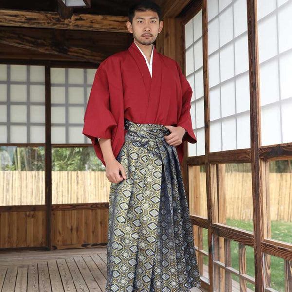 Un Japonais est habillé avec un kimono homme traditionnel et un pantalon hakama