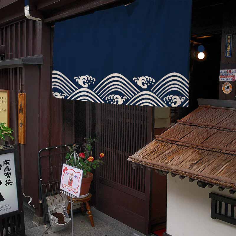 Ce noren japonais court nami est de couleur bleu avec un motif japonais de vague. C'est un rideau japonais