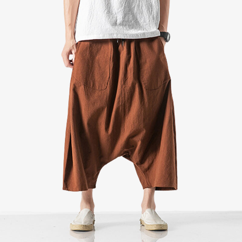Ce pantalon Mompe de couleur marron est un pantacourt japonais