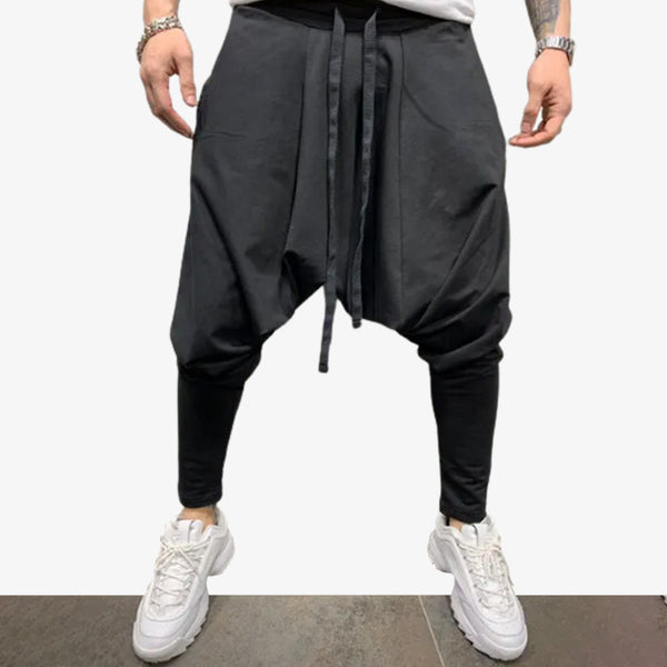Un pantalon streetwear japonais de couleur noire en matière coton