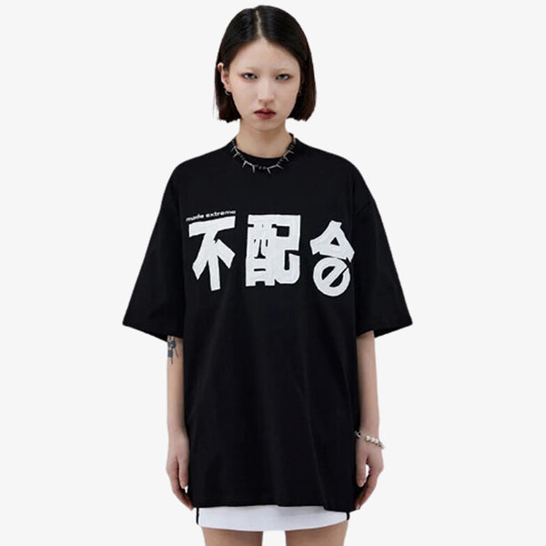 Cet habit streetwear est un t-shirt japonais femme imprimé avec trois kanji blancs sur le tissu coton noir