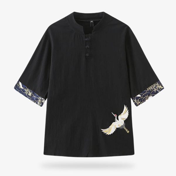 Ce t-shirt oiseau japonais est un top traditionnel de couleur noir. La matière du haut est en lin et coton. Un motif de grue japonaise est brodé sur le tissu. L'extremité des manches courtes de l'habit zen est aussi brodée avec des motifs japonais traditionnels