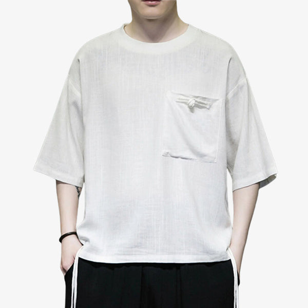 Un homme est vêtue d'un t-shirt japonais blanc avec une coupe oversize