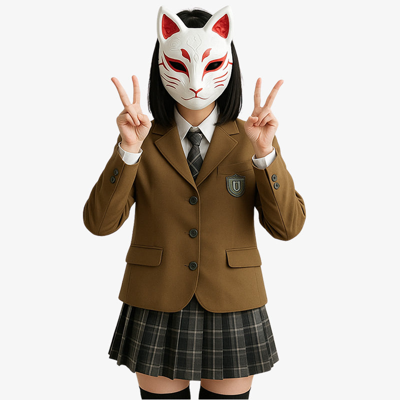 Une femme porte un uniforme cosplay d etudiante japonaise avec une jupe plissée à carreau et un masque Kitsune sur le visage