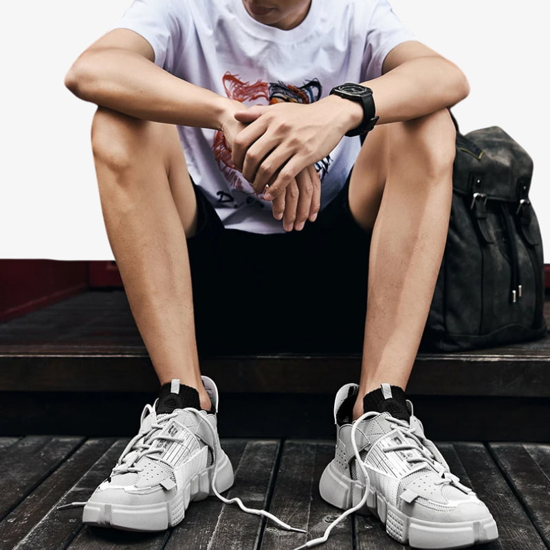 Homme portant des baskets streetwear japonaises grises