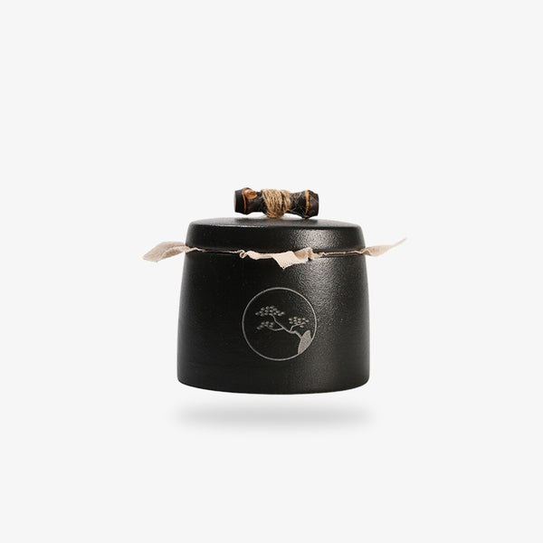 Conservez votre poudre dans cette boite a the matcha de couleur noir. La boite jaoponaise à thé est gravé avec un motif de cerisier japonais