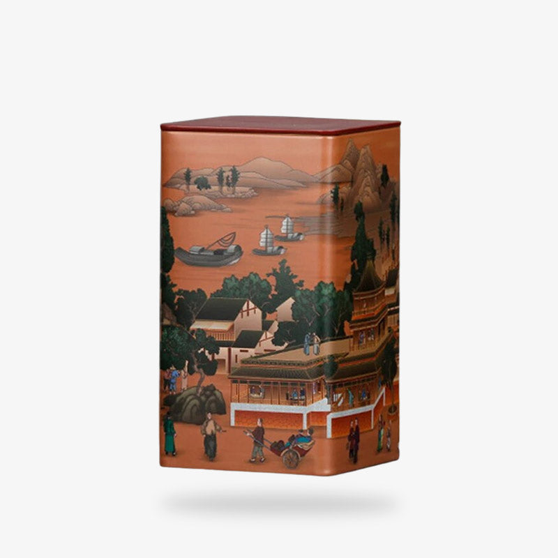 Cette grande boite japonaise ancienne est en métal avec un design inspiré de l'art du monde flottant et de ces estampes