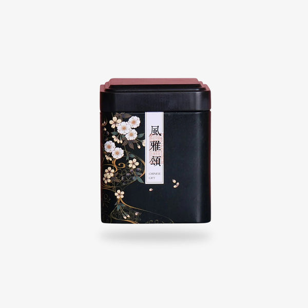 La boite sakura s'utilise pour conserver le thé. La couleur de cette boite à thé est noir avec un kanji et des fleurs de cerisiers japonais. C'est une boite en metal et hermétique
