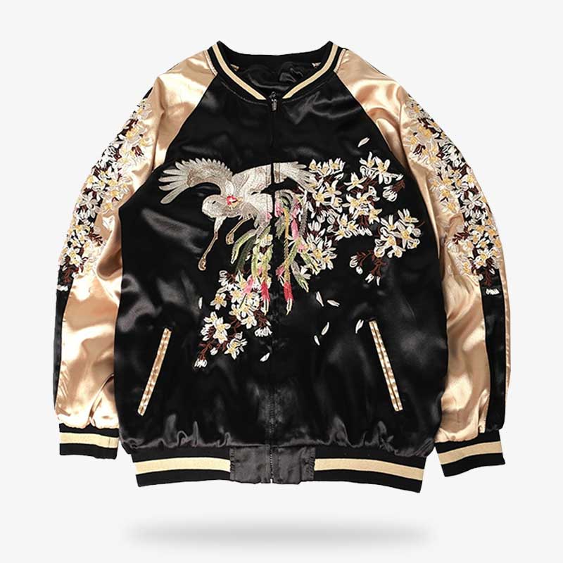 Ce sukajan Jacket est un bomber femme motif japonais avec une broderie de phoenix et des fleurs de sakura. Le manteau est en satin et de couleur noir et doré
