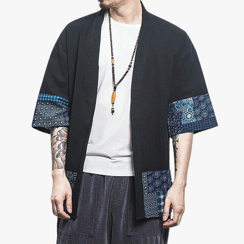Ce vêtement japonais traditionnel est un cardigan kimono homme. Cette veste kimono est de couleur noir avec des motifs géométriques japonais imprimés sur les manches de longueur trois quarts