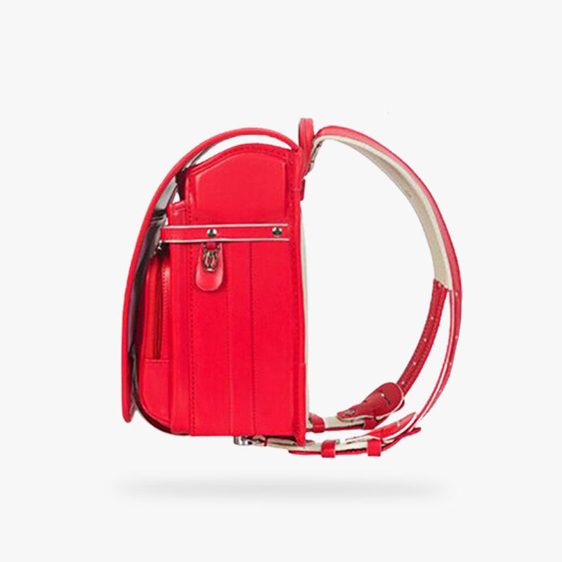Cartable randoseru rouge porté sur le dos