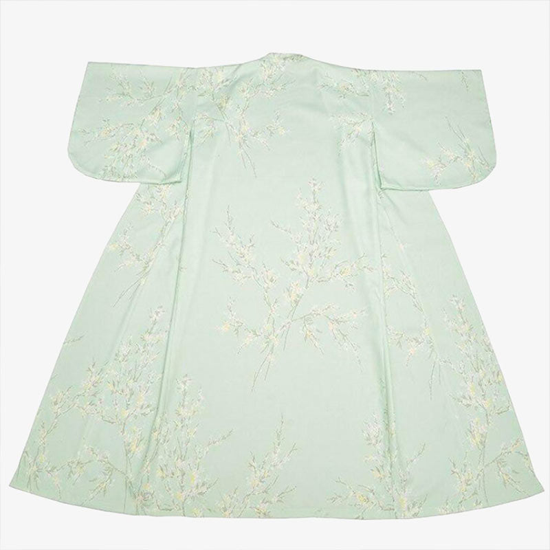 Ceinture obi 帯 nouée autour d'une robe kimono blanche