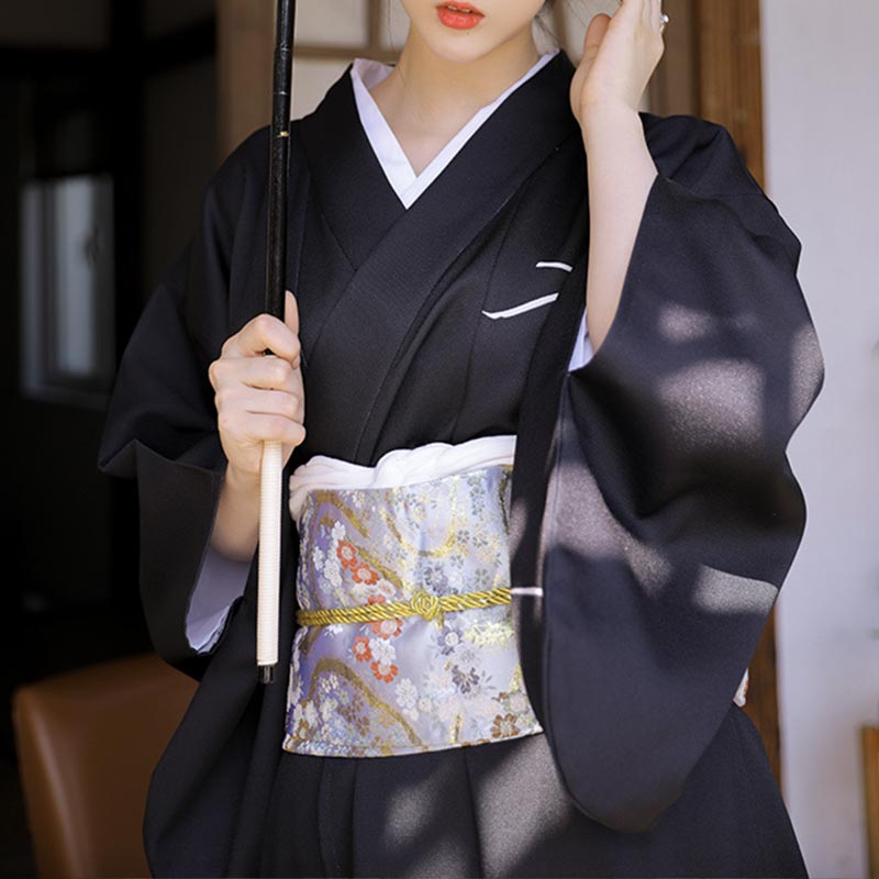 Ceinture Obi Rouge portée avec un kimono noir