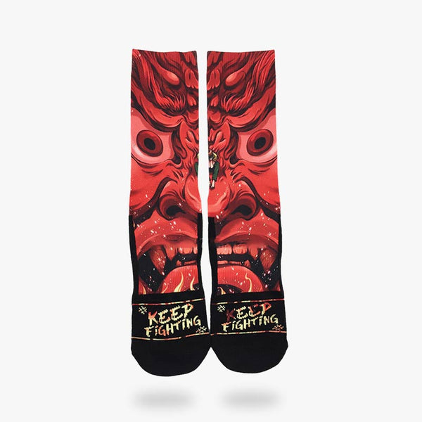 La chaussette demon japonais est imprimé avec un visage de démon japonais Oni de couleure rouge
