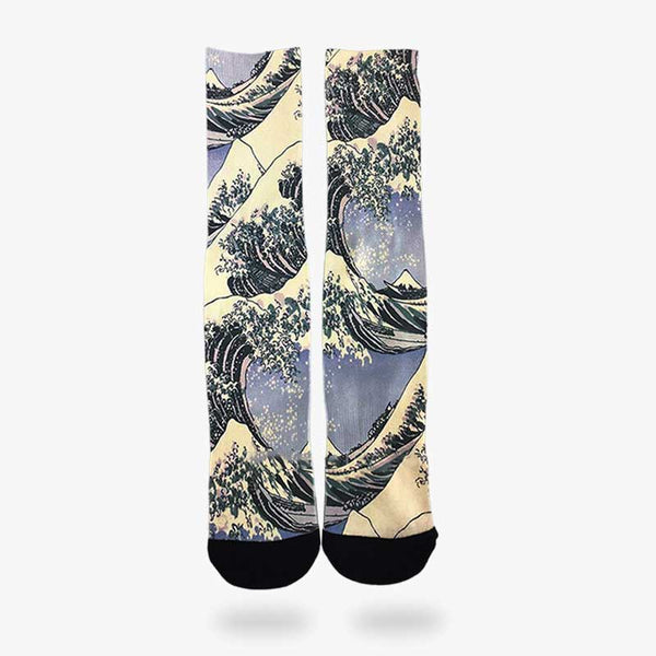 La chaussette Grande vague de Kanagawa s'inspire de l'oeuvre de l'artiste japonais Hokusai et des 36 vues du mont Fuji. Chaussettes de couleurs bleues avec des vagues japonaises