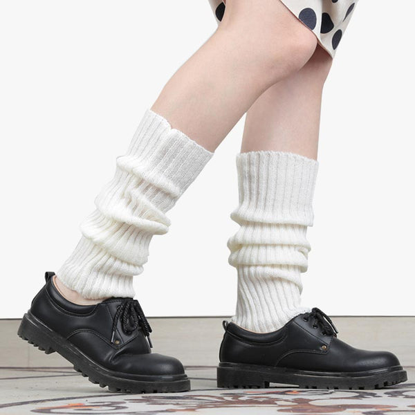 Une fille porte une paire de chaussette Lolita. Les chaussettes japonaises longues sont portées avec des souliers noirs