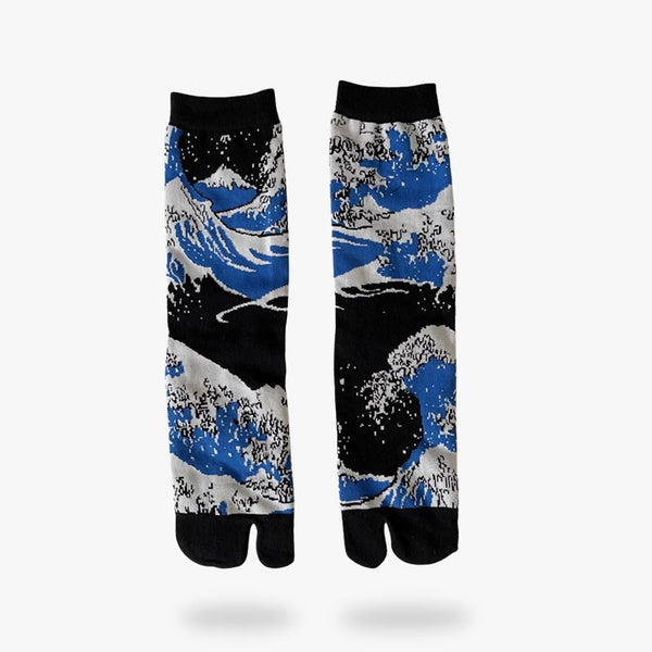 La chaussette vague hokusai est une paire de Tabi avec un imprimés d'estampe japonaise sur le coton