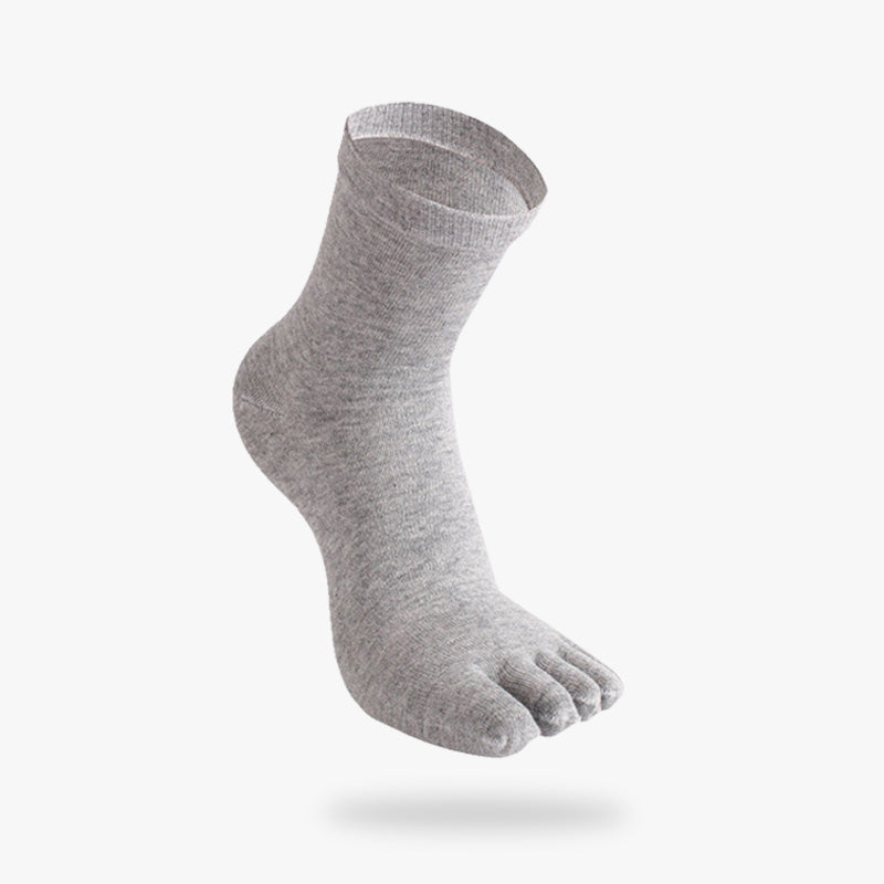 Les chaussettes a doigts japonaises se portent avec des claquettes