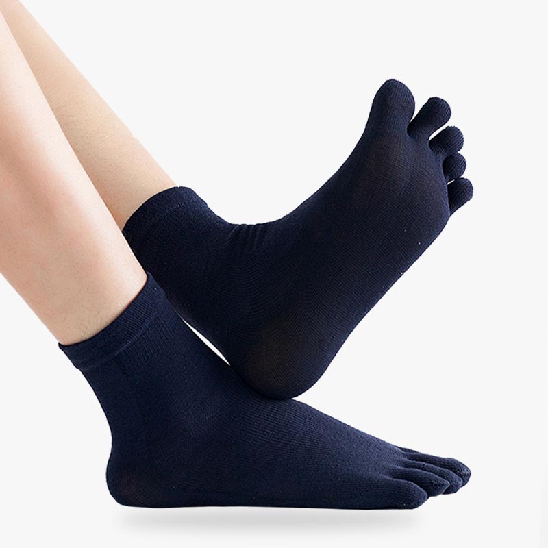 un homme porte aux pierds des chaussettes japonaises 5 doigts