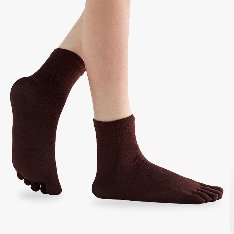 Une femme portent des chaussettes japonaises a doigts disjoints