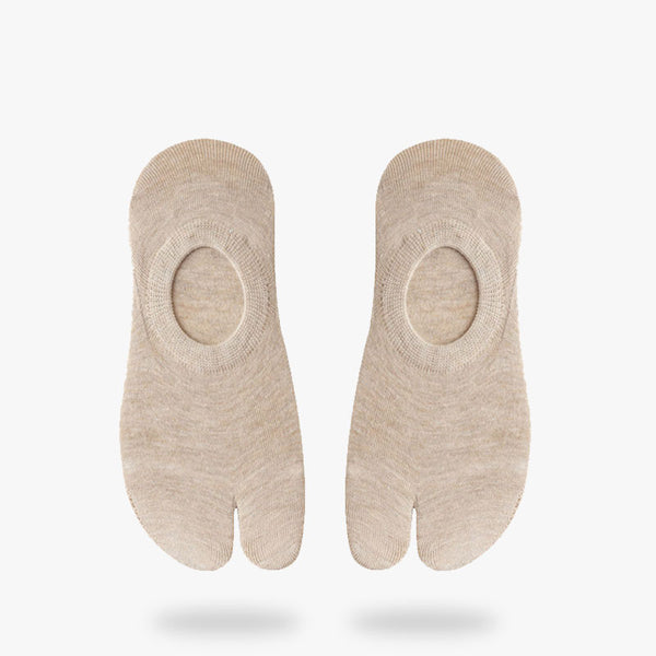 Une paire de chaussettes tongs japonaises. Ces chaussettes tabi ont le bout fendu. La chaussette à doigt se porte avec des claquettes ou des sandales geta