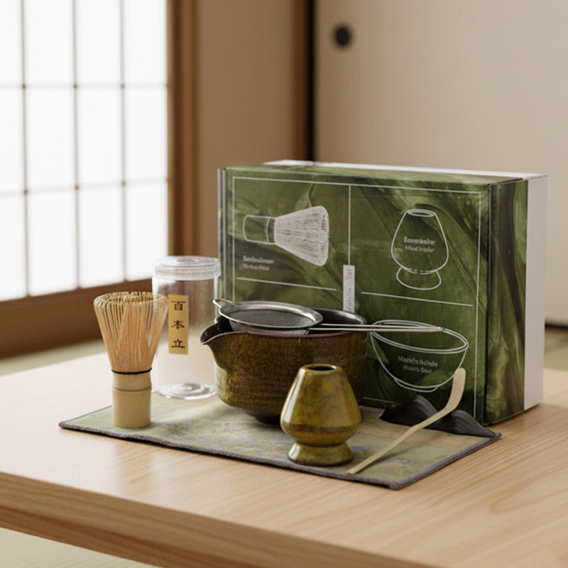 Coffret matcha traditionnel avec bol en céramique et accessoires en bambou sur une surface en bois