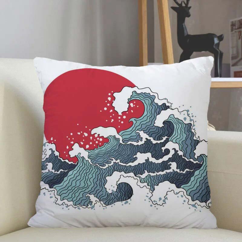 Un coussin japonais de couleur blanc avec un dessin d'art représentant les symboles nippons populaire du disque rouge et de la grande vague d'hokusai