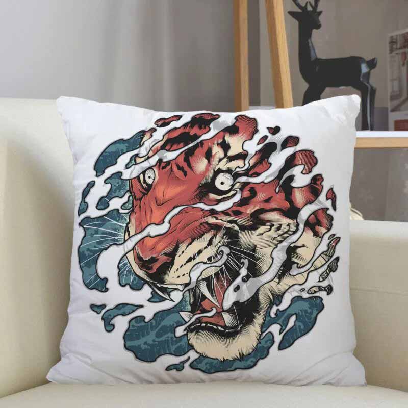 Un coussin japonais de couleur blanche avec un motif de tigre est posé sur un canapé blanc