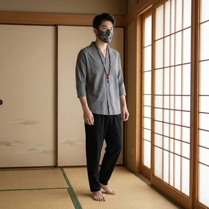 Détail du col en V du t-shirt japonais en lin gris