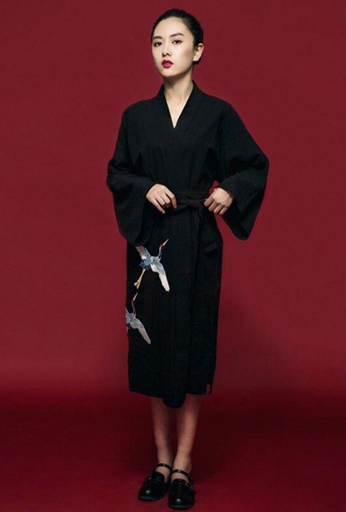 Détail du motif de grues sur le kimono geisha femme