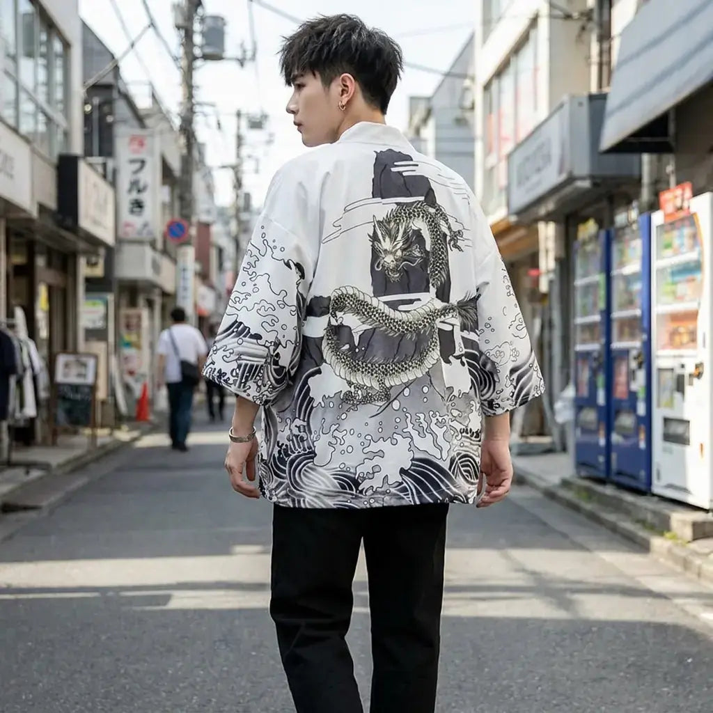 Veste Dragon Kimono porté par un homme dans une pièce japonaise traditionnelle, vue de face