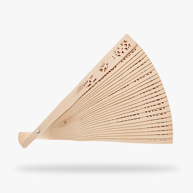 Cet accessoire japonais est un eventail bois qui sert a se rafraichir quand il fait chaud. Le bois est de de la cime de bambou sculptée