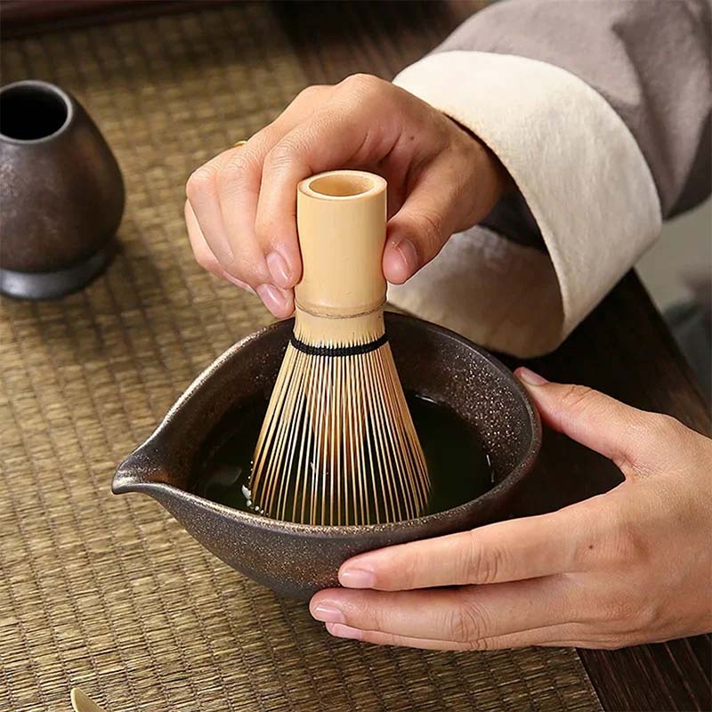 Fouet de cérémonie du thé japonais en bambou, essentiel pour les rituels traditionnels du matcha