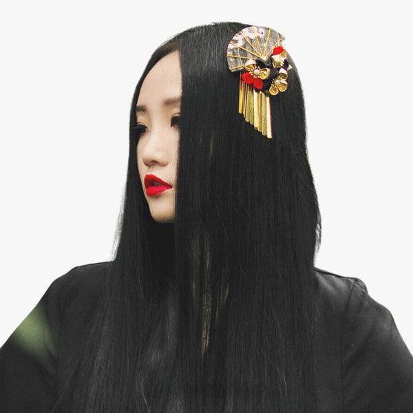 Une femme japonaise porte dans les cheveux un geisha Kanzashi. C'est un bijou de geisha