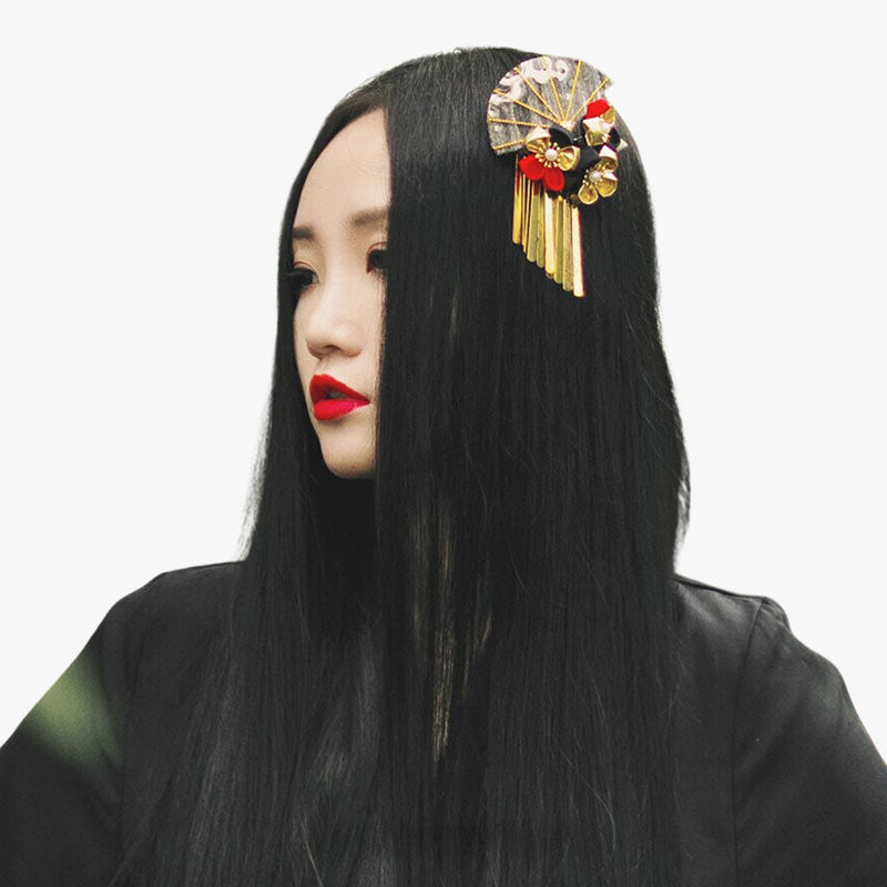 Une femme japonaise porte dans les cheveux un geisha Kanzashi. C'est un bijou de geisha