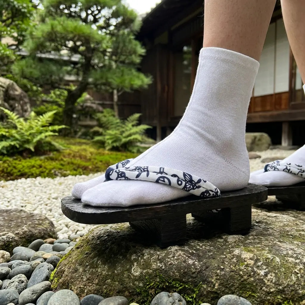 Gros plan sur le grain du bois et le hanao blanc d'une sandale japonaise