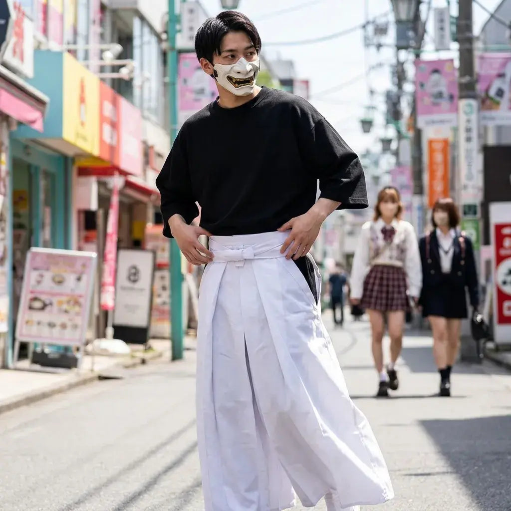 Hakama Blanc porté par un homme dans une pièce japonaise traditionnelle, vue de face