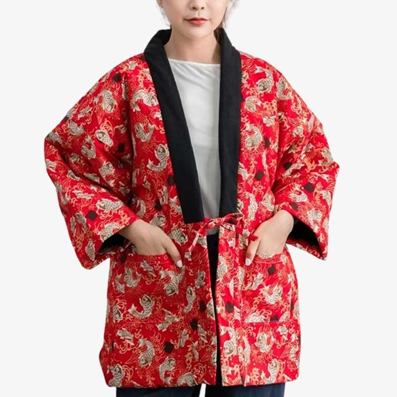 Un hanten femme est un manteau japonais traditionnel. Le manteau a deux poches latérales. Vêtement japonais traditionnel pour femme de couleur rouge avec un motif de carpe koi imprimé sur le tissu conforable