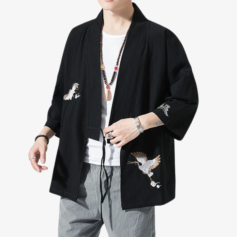 Haori homme noir brodé motif tsuru porté de face