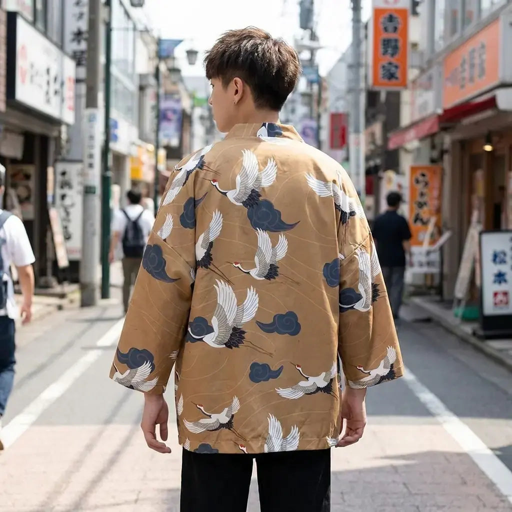 Haori Yukata porté par un homme dans une pièce japonaise traditionnelle, vue de face