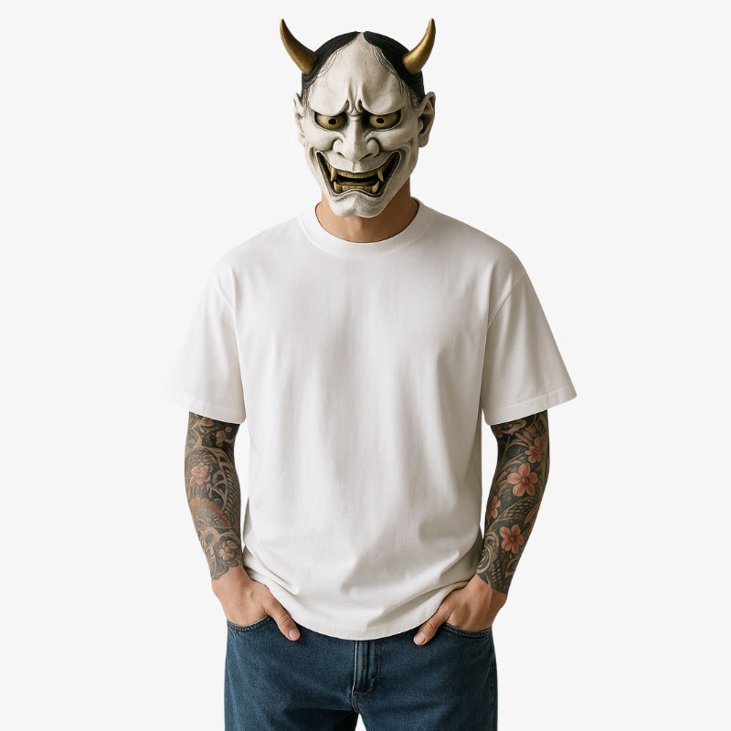 Tshirt blanc Harajuku Lovers, conçue dans une coupe oversize avec une esthétique japonaise moderne pour un look audacieux et épuré. L' homme japonaise a le visage caché par un masque Hannya