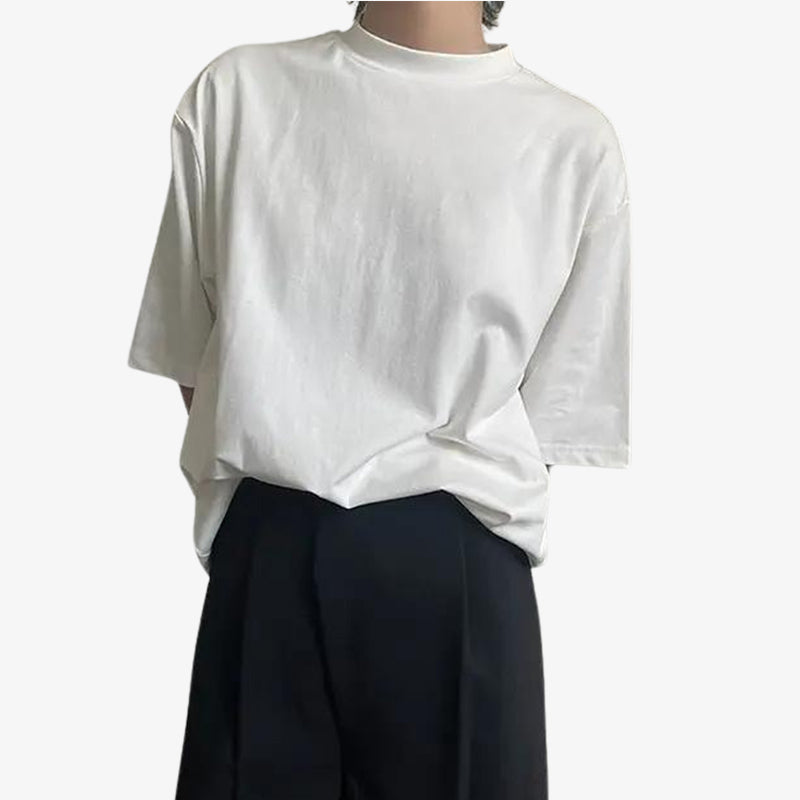 une femme porte un Harajuku style T-shirt de coleur blanche, conçu dans une coupe oversize avec un design épuré, idéal pour un look streetwear japonais